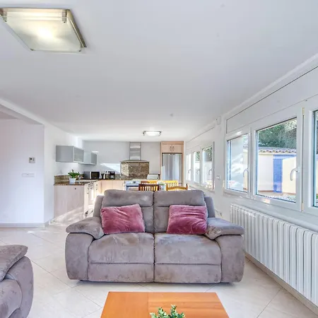 Requesens By Interhome
